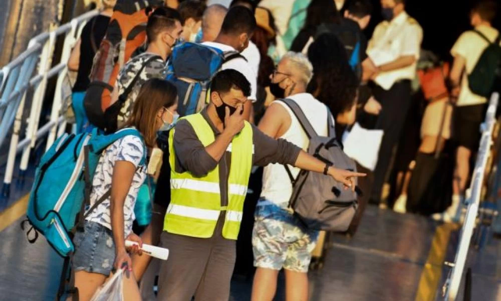 Μεγάλες ουρές στη Ραφήνα -Σπεύδουν στην Τήνο οι πιστοί
